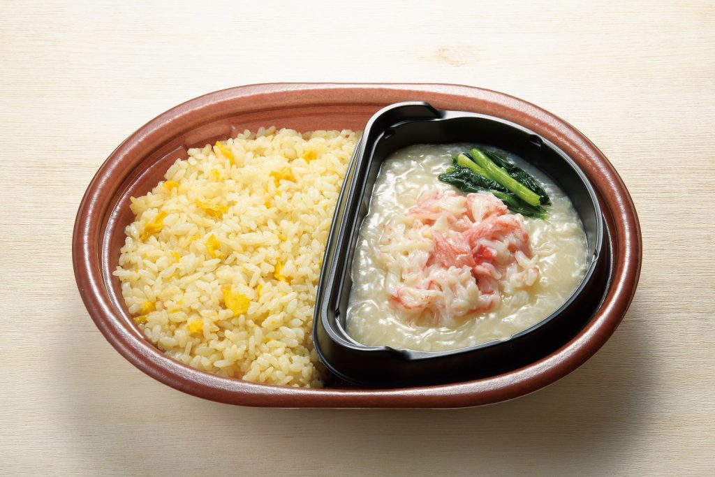 「南京町監修　カニカマあんかけ炒飯」（税込498円）鶏がらスープに3種の魚介をブレンド、卵白でとじた濃厚な海鮮あんにカニカマの代表格「香り箱」をトッピング
